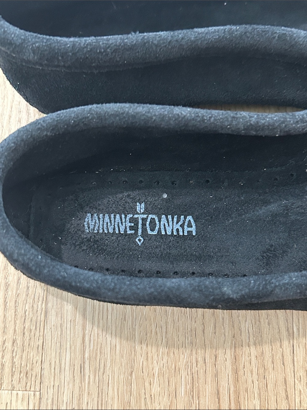 Minnetonka Women’s Black Suede Kilroy Moccasins Size 9.5 EUC - Picture 2 of 8